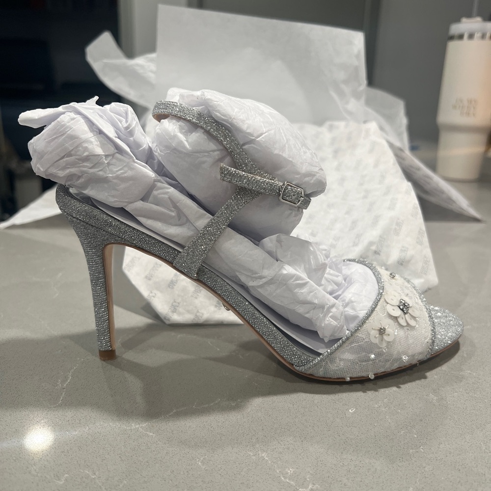 NWT Badgley Mischka Terran Floral Beaded Silver Stiletto sz9.5 Bridal Wedding